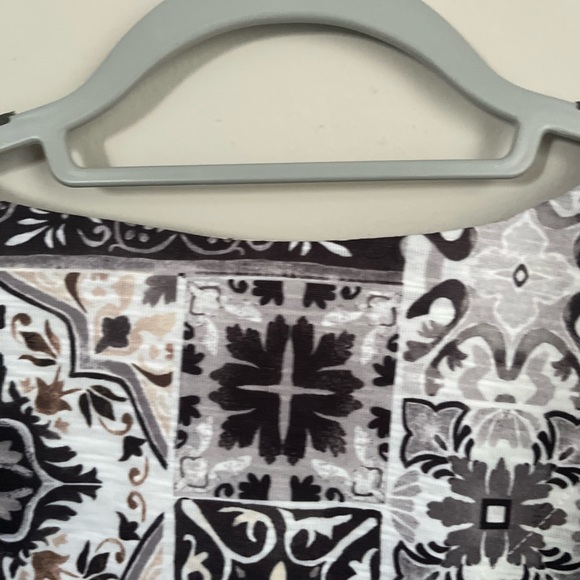 Like New Black /White Paisley Top-Medium - Picture 4 of 6